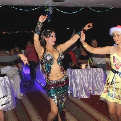 Oriental Show On Dinner Cruise